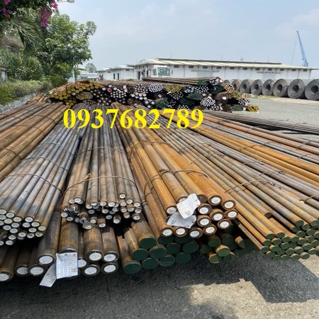 Công ty Alpha STEEL chuyên cung cấp THÉP TRÒN ĐẶC S50C phi 18, 20, 22, 24 có nhiều tên gọi khác nhau như: THÉP TRÒN S50C phi 18, 20, 22, 24 THÉP TRÒN ĐẶC S50C phi 18, 20, 22, 24. THÉP TRÒN TRƠN S50C (C50) phi18, 20, 22, 24. THÉP THANH TRÒN ĐẶC S50C (C50) phi 18, 20, 22, 24. THÉP THANH TRÒN S50C (C50) phi 18, 20, 22, 24. THÉP TRÒN S50C (C50) phi18, 20, 22, 24. THÉP TRÒN TRỤC S50C (C50) phi 18, 20, 22, 24 là loại thép tròn đặc, có đường kính 18mm, 20mm, 22mm, 24mm được làm từ mác thép S50C Thép S50C có hàm lượng carbon khoảng 0.48-0.55% và mangan trong khoảng tương tự như thép C45, nhưng có tính chất cơ học cao hơn. Thép tròn đặc S50C phi 25 26 28 30 có độ bền cao, khả năng chịu lực tốt, chống mài mòn và biến dạng thường được sử dụng trong các ứng dụng cơ khí chế tạo, gia công các chi tiết máy, trục, bánh răng, v.v.  Thép tròn đặc S50C phi 18, phi 20, phi 22, phi 24  Đặc điểm của thép tròn đặc C50 phi 18, phi 20, phi 22, phi 24: Kích thước: Đường kính 18/20/22/24 mm.  Mác thép: S50C/C50 Thành phần hóa học: Chứa khoảng 0.48-0.55% carbon và lượng mangan tương tự như thép C45/S45C.  Tính chất cơ học: Có độ bền cao, khả năng chịu lực tốt, chống mài mòn và biến dạng.  Ứng dụng: Gia công các chi tiết máy, trục, bánh răng, bu lông, khuôn mẫu.  Ưu điểm của thép tròn đặc S50C phi 18, phi 20, phi 22, phi 24: Độ bền cao: Thép S50C có độ bền kéo và độ cứng cao, phù hợp với các ứng dụng chịu tải trọng lớn.  Khả năng chịu mài mòn tốt: Khả năng chống mài mòn giúp kéo dài tuổi thọ của các chi tiết máy.  Tính gia công tốt: Thép S50C dễ dàng gia công, tạo hình theo yêu cầu.  Khả năng chịu nhiệt tốt: Thép S50C có thể làm việc trong môi trường nhiệt độ cao. Xuất xứ: THÉP TRÒN ĐẶC S50C/C50 phi 18, phi 20, phi 22, phi 24: THÉP TRÒN ĐẶC S50C/C50 Hàn Quốc, THÉP TRÒN ĐẶC S50C/C50 Nhật Bản, THÉP TRÒN ĐẶC S50C/C50 Đài Loan, THÉP TRÒN ĐẶC S50C/C50 Trung Quốc. Nhận Cắt theo quy cách, xi mạ kẽm, mạ kẽm nhúng nóng, bắn cát và bắn bi... Quy cách, barem, trọng lượng thép tròn đặc do ALPHA STEEL cung cấp: Liên hệ /zalo:0937682789 Công thức tính khối lượng thép tròn đặc Quý Khách có thể tính khối lượng thép tròn đặc bằng những công thức sau đây: Khối lượng (kg) = 0.0007854 x D x D x 7.85 Khối lượng (kg)= R2 x 0.0246 Khối lượng (kg) = D2/ 162 (kg/cm) Trong đó: – R: là bán kính (=D2) đơn vị là mm. – D: là đường kính ngoài của thép tròn đặc được tính theo đơn vị là mm. Bảng quy cách thép tròn đặc S50C/C50: Kích thước thép tròn đặc S50C/C50: phi 10, phi 12, phi 15, phi 16, phi18, phi 20, phi 22, phi 24, phi 25, phi 26, phi 28, phi 30, phi 32, phi 35, phi 36, phi 38, phi 40, phi 42, phi 44, phi 45, phi 46, phi 48, phi 50, phi 52, phi 54, phi 55, phi 60, phi 70, phi 80, phi 90, phi 95, phi 100, phi 110, phi 115, phi 120, phi 125, phi 130, phi 140, phi 150, phi 160, phi 170, phi 180, phi 190, phi 200, phi 230, phi 240, phi 250, phi 260, phi 270, phi 280, phi 290, phi 300, phi 320, phi 350, phi 400, phi 500, phi 530 …sản xuất theo tiêu chuẩn JIS G4051 của Nhật Bản STT	THÉP TRÒN ĐẶC S50C (Description)	QUY CÁCH (Dimension)	ĐVT	KL/Cây 1	Thép Tròn Đặc phi 14	Ø	14	x	6000	mm	              7.25 2	Thép Tròn Đặc phi 15	Ø	15	x	6000	mm	              8.32 3	Thép Tròn Đặc phi 16	Ø	16	x	6000	mm	              9.47 4	Thép Tròn Đặc phi 18	Ø	18	x	6000	mm	            11.99 5	Thép Tròn Đặc phi 20	Ø	20	x	6000	mm	            14.80 6	Thép Tròn Đặc phi 22	Ø	22	x	6000	mm	            17.90 7	Thép Tròn Đặc phi 24	Ø	24	x	6000	mm	            21.31 8	Thép Tròn Đặc phi 25	Ø	25	x	6000	mm	            23.12 9	Thép Tròn Đặc phi 26	Ø	26	x	6000	mm	            25.01 10	Thép Tròn Đặc phi 27	Ø	27	x	6000	mm	            26.97 11	Thép Tròn Đặc phi 28	Ø	28	x	6000	mm	            29.00 12	Thép Tròn Đặc phi 30	Ø	30	x	6000	mm	            33.29 13	Thép Tròn Đặc phi 32	Ø	32	x	6000	mm	            37.88 14	Thép Tròn Đặc phi 34	Ø	34	x	6000	mm	            42.76 15	Thép Tròn Đặc phi 35	Ø	35	x	6000	mm	            45.32 16	Thép Tròn Đặc phi 36	Ø	36	x	6000	mm	            47.94 17	Thép Tròn Đặc phi 38	Ø	38	x	6000	mm	            53.42 18	Thép Tròn Đặc phi 40	Ø	40	x	6000	mm	            59.19 19	Thép Tròn Đặc phi 42	Ø	42	x	6000	mm	            65.25 20	Thép Tròn Đặc phi 44	Ø	44	x	6000	mm	            71.62 21	Thép Tròn Đặc phi 45	Ø	45	x	6000	mm	            74.91 22	Thép Tròn Đặc phi 46	Ø	46	x	6000	mm	            78.28 23	Thép Tròn Đặc phi 48	Ø	48	x	6000	mm	            85.23 24	Thép Tròn Đặc phi 50	Ø	50	x	6000	mm	            92.48 25	Thép Tròn Đặc phi 52	Ø	52	x	6000	mm	          100.03 26	Thép Tròn Đặc phi 55	Ø	55	x	6000	mm	          111.90 27	Thép Tròn Đặc phi 56	Ø	56	x	6000	mm	          116.01 28	Thép Tròn Đặc phi 58	Ø	58	x	6000	mm	          124.44 29	Thép Tròn Đặc phi 60	Ø	60	x	6000	mm	          133.17 30	Thép Tròn Đặc phi 62	Ø	62	x	6000	mm	          142.20 31	Thép Tròn Đặc phi 65	Ø	65	x	6000	mm	          156.29 32	Thép Tròn Đặc phi 70	Ø	70	x	6000	mm	          181.26 33	Thép Tròn Đặc phi 75	Ø	75	x	6000	mm	          208.08 34	Thép Tròn Đặc phi 80	Ø	80	x	6000	mm	          236.75 35	Thép Tròn Đặc phi 85	Ø	85	x	6000	mm	          267.27 36	Thép Tròn Đặc phi 90	Ø	90	x	6000	mm	          299.64 37	Thép Tròn Đặc phi 95	Ø	95	x	6000	mm	          333.86 38	Thép Tròn Đặc phi 100	Ø	100	x	6000	mm	          369.92 39	Thép Tròn Đặc phi 105	Ø	105	x	6000	mm	          407.84 40	Thép Tròn Đặc phi 110	Ø	110	x	6000	mm	          447.61 41	Thép Tròn Đặc phi 115	Ø	115	x	6000	mm	          489.22 42	Thép Tròn Đặc phi 120	Ø	120	x	6000	mm	          532.69 43	Thép Tròn Đặc phi 125	Ø	125	x	6000	mm	          578.01 44	Thép Tròn Đặc phi 130	Ø	130	x	6000	mm	          625.17 45	Thép Tròn Đặc phi 135	Ø	135	x	6000	mm	          674.19 46	Thép Tròn Đặc phi 140	Ø	140	x	6000	mm	          725.05 47	Thép Tròn Đặc phi 145	Ø	145	x	6000	mm	          777.76 48	Thép Tròn Đặc phi 150	Ø	150	x	6000	mm	          832.33 49	Thép Tròn Đặc phi 155	Ø	155	x	6000	mm	          888.74 50	Thép Tròn Đặc phi 160	Ø	160	x	6000	mm	          947.00 51	Thép Tròn Đặc phi 165	Ø	165	x	6000	mm	       1,007.12 52	Thép Tròn Đặc phi 170	Ø	170	x	6000	mm	       1,069.08 53	Thép Tròn Đặc phi 175	Ø	175	x	6000	mm	       1,132.89 54	Thép Tròn Đặc phi 180	Ø	180	x	6000	mm	       1,198.55 55	Thép Tròn Đặc phi 185	Ø	185	x	6000	mm	       1,266.06 56	Thép Tròn Đặc phi 190	Ø	190	x	6000	mm	       1,335.42 57	Thép Tròn Đặc phi 195	Ø	195	x	6000	mm	       1,406.63 58	Thép Tròn Đặc phi 200	Ø	200	x	6000	mm	       1,479.69 59	Thép Tròn Đặc phi 210	Ø	210	x	6000	mm	       1,631.36 60	Thép Tròn Đặc phi 220	Ø	220	x	6000	mm	       1,790.43 61	Thép Tròn Đặc phi 225	Ø	225	x	6000	mm	       1,872.74 62	Thép Tròn Đặc phi 230	Ø	230	x	6000	mm	       1,956.89 63	Thép Tròn Đặc phi 235	Ø	235	x	6000	mm	       2,042.90 64	Thép Tròn Đặc phi 240	Ø	240	x	6000	mm	       2,130.76 65	Thép Tròn Đặc phi 245	Ø	245	x	6000	mm	       2,220.47 66	Thép Tròn Đặc phi 250	Ø	250	x	6000	mm	       2,312.02 67	Thép Tròn Đặc phi 255	Ø	255	x	6000	mm	       2,405.43 68	Thép Tròn Đặc phi 260	Ø	260	x	6000	mm	       2,500.68 69	Thép Tròn Đặc phi 265	Ø	265	x	6000	mm	       2,597.79 70	Thép Tròn Đặc phi 270	Ø	270	x	6000	mm	       2,696.74 71	Thép Tròn Đặc phi 275	Ø	275	x	6000	mm	       2,797.55 72	Thép Tròn Đặc phi 280	Ø	280	x	6000	mm	       2,900.20 73	Thép Tròn Đặc phi 290	Ø	290	x	6000	mm	       3,111.06 74	Thép Tròn Đặc phi 295	Ø	295	x	6000	mm	       3,219.26 75	Thép Tròn Đặc phi 300	Ø	300	x	6000	mm	       3,329.31 76	Thép Tròn Đặc phi 310	Ø	310	x	6000	mm	       3,554.96 77	Thép Tròn Đặc phi 315	Ø	315	x	6000	mm	       3,670.56 78	Thép Tròn Đặc phi 320	Ø	320	x	6000	mm	       3,788.02 79	Thép Tròn Đặc phi 325	Ø	325	x	6000	mm	       3,907.32 80	Thép Tròn Đặc phi 330	Ø	330	x	6000	mm	       4,028.47 81	Thép Tròn Đặc phi 335	Ø	335	x	6000	mm	       4,151.47 82	Thép Tròn Đặc phi 340	Ø	340	x	6000	mm	       4,276.31 83	Thép Tròn Đặc phi 345	Ø	345	x	6000	mm	       4,403.01 84	Thép Tròn Đặc phi 350	Ø	350	x	6000	mm	       4,531.56 85	Thép Tròn Đặc phi 355	Ø	355	x	6000	mm	       4,661.96 86	Thép Tròn Đặc phi 360	Ø	360	x	6000	mm	       4,794.21 87	Thép Tròn Đặc phi 365	Ø	365	x	6000	mm	       4,928.30 88	Thép Tròn Đặc phi 370	Ø	370	x	6000	mm	       5,064.25 89	Thép Tròn Đặc phi 375	Ø	375	x	6000	mm	       5,202.05 90	Thép Tròn Đặc phi 380	Ø	380	x	6000	mm	       5,341.69 91	Thép Tròn Đặc phi 385	Ø	385	x	6000	mm	       5,483.19 92	Thép Tròn Đặc phi 390	Ø	390	x	6000	mm	       5,626.53 93	Thép Tròn Đặc phi 395	Ø	395	x	6000	mm	       5,771.73 94	Thép Tròn Đặc phi 400	Ø	400	x	6000	mm	       5,918.77 95	Thép Tròn Đặc phi 410	Ø	410	x	6000	mm	       6,218.41 96	Thép Tròn Đặc phi 415	Ø	415	x	6000	mm	       6,371.01 97	Thép Tròn Đặc phi 420	Ø	420	x	6000	mm	       6,525.45 98	Thép Tròn Đặc phi 425	Ø	425	x	6000	mm	       6,681.74 99	Thép Tròn Đặc phi 430	Ø	430	x	6000	mm	       6,839.88 100	Thép Tròn Đặc phi 435	Ø	435	x	6000	mm	       6,999.88 101	Thép Tròn Đặc phi 440	Ø	440	x	6000	mm	       7,161.72 102	Thép Tròn Đặc phi 445	Ø	445	x	6000	mm	       7,325.41 103	Thép Tròn Đặc phi 450	Ø	450	x	6000	mm	       7,490.95 104	Thép Tròn Đặc phi 455	Ø	455	x	6000	mm	       7,658.34 105	Thép Tròn Đặc phi 460	Ø	460	x	6000	mm	       7,827.58 106	Thép Tròn Đặc phi 465	Ø	465	x	6000	mm	       7,998.67 107	Thép Tròn Đặc phi 470	Ø	470	x	6000	mm	       8,171.61 108	Thép Tròn Đặc phi 475	Ø	475	x	6000	mm	       8,346.40 109	Thép Tròn Đặc phi 480	Ø	480	x	6000	mm	       8,523.04 110	Thép Tròn Đặc phi 485	Ø	485	x	6000	mm	       8,701.52 111	Thép Tròn Đặc phi 490	Ø	490	x	6000	mm	       8,881.86 112	Thép Tròn Đặc phi 500	Ø	500	x	6000	mm	       9,248.09 113	Thép Tròn Đặc phi 510	Ø	510	x	6000	mm	       9,621.71 114	Thép Tròn Đặc phi 515	Ø	515	x	6000	mm	       9,811.29 115	Thép Tròn Đặc phi 520	Ø	520	x	6000	mm	     10,002.73 116	Thép Tròn Đặc phi 530	Ø	530	x	6000	mm	     10,391.15 117	Thép Tròn Đặc phi 540	Ø	540	x	6000	mm	     10,786.97 118	Thép Tròn Đặc phi 550	Ø	550	x	6000	mm	     11,190.18 119	Thép Tròn Đặc phi 560	Ø	560	x	6000	mm	     11,600.80 120	Thép Tròn Đặc phi 570	Ø	570	x	6000	mm	     12,018.81 121	Thép Tròn Đặc phi 580	Ø	580	x	6000	mm	     12,444.22 122	Thép Tròn Đặc phi 590	Ø	590	x	6000	mm	     12,877.03 123	Thép Tròn Đặc phi 600	Ø	600	x	6000	mm	     13,317.24 124	Thép Tròn Đặc phi 610	Ø	610	x	6000	mm	     13,764.85 125	Thép Tròn Đặc phi 620	Ø	620	x	6000	mm	     14,219.86 126	Thép Tròn Đặc phi 630	Ø	630	x	6000	mm	     14,682.26 127	Thép Tròn Đặc phi 650	Ø	650	x	6000	mm	     15,629.26 Ngoài ra Công ty thép Alpha còn cung cấp các loại THÉP TẤM, THÉP HÌNH, THÉP HỘP VUÔNG, THÉP HỘP CHỮ NHẬT, THÉP ỐNG ĐÚC, THÉP ỐNG HÀN, INOX, THÉP TRÒN ĐẶC, THÉP LỤC GIÁC, THÉP VUÔNG ĐẶC... MỌI THÔNG TIN CHI TIẾT VUI LÒNG LIÊN HỆ VĂN PHÒNG HOẶC HOTLINE 0937682789 Công ty Alpha STEEL chuyên cung cấp THÉP TRÒN ĐẶC S50C phi 18, 20, 22, 24 có nhiều tên gọi khác nhau như: THÉP TRÒN S50C phi 18, 20, 22, 24 THÉP TRÒN ĐẶC S50C phi 18, 20, 22, 24. THÉP TRÒN TRƠN S50C (C50) phi18, 20, 22, 24. THÉP THANH TRÒN ĐẶC S50C (C50) phi 18, 20, 22, 24. THÉP THANH TRÒN S50C (C50) phi 18, 20, 22, 24. THÉP TRÒN S50C (C50) phi18, 20, 22, 24. THÉP TRÒN TRỤC S50C (C50) phi 18, 20, 22, 24 là loại thép tròn đặc, có đường kính 18mm, 20mm, 22mm, 24mm được làm từ mác thép S50C Thép S50C có hàm lượng carbon khoảng 0.48-0.55% và mangan trong khoảng tương tự như thép C45, nhưng có tính chất cơ học cao hơn. Thép tròn đặc S50C phi 25 26 28 30 có độ bền cao, khả năng chịu lực tốt, chống mài mòn và biến dạng thường được sử dụng trong các ứng dụng cơ khí chế tạo, gia công các chi tiết máy, trục, bánh răng, v.v.  Thép tròn đặc S50C phi 18, phi 20, phi 22, phi 24  Đặc điểm của thép tròn đặc C50 phi 18, phi 20, phi 22, phi 24: Kích thước: Đường kính 18/20/22/24 mm.  Mác thép: S50C/C50 Thành phần hóa học: Chứa khoảng 0.48-0.55% carbon và lượng mangan tương tự như thép C45/S45C.  Tính chất cơ học: Có độ bền cao, khả năng chịu lực tốt, chống mài mòn và biến dạng.  Ứng dụng: Gia công các chi tiết máy, trục, bánh răng, bu lông, khuôn mẫu.  Ưu điểm của thép tròn đặc S50C phi 18, phi 20, phi 22, phi 24: Độ bền cao: Thép S50C có độ bền kéo và độ cứng cao, phù hợp với các ứng dụng chịu tải trọng lớn.  Khả năng chịu mài mòn tốt: Khả năng chống mài mòn giúp kéo dài tuổi thọ của các chi tiết máy.  Tính gia công tốt: Thép S50C dễ dàng gia công, tạo hình theo yêu cầu.  Khả năng chịu nhiệt tốt: Thép S50C có thể làm việc trong môi trường nhiệt độ cao. Xuất xứ: THÉP TRÒN ĐẶC S50C/C50 phi 18, phi 20, phi 22, phi 24: THÉP TRÒN ĐẶC S50C/C50 Hàn Quốc, THÉP TRÒN ĐẶC S50C/C50 Nhật Bản, THÉP TRÒN ĐẶC S50C/C50 Đài Loan, THÉP TRÒN ĐẶC S50C/C50 Trung Quốc. Nhận Cắt theo quy cách, xi mạ kẽm, mạ kẽm nhúng nóng, bắn cát và bắn bi... Quy cách, barem, trọng lượng thép tròn đặc do ALPHA STEEL cung cấp: Liên hệ /zalo:0937682789 Công thức tính khối lượng thép tròn đặc Quý Khách có thể tính khối lượng thép tròn đặc bằng những công thức sau đây: Khối lượng (kg) = 0.0007854 x D x D x 7.85 Khối lượng (kg)= R2 x 0.0246 Khối lượng (kg) = D2/ 162 (kg/cm) Trong đó: – R: là bán kính (=D2) đơn vị là mm. – D: là đường kính ngoài của thép tròn đặc được tính theo đơn vị là mm. Bảng quy cách thép tròn đặc S50C/C50: Kích thước thép tròn đặc S50C/C50: phi 10, phi 12, phi 15, phi 16, phi18, phi 20, phi 22, phi 24, phi 25, phi 26, phi 28, phi 30, phi 32, phi 35, phi 36, phi 38, phi 40, phi 42, phi 44, phi 45, phi 46, phi 48, phi 50, phi 52, phi 54, phi 55, phi 60, phi 70, phi 80, phi 90, phi 95, phi 100, phi 110, phi 115, phi 120, phi 125, phi 130, phi 140, phi 150, phi 160, phi 170, phi 180, phi 190, phi 200, phi 230, phi 240, phi 250, phi 260, phi 270, phi 280, phi 290, phi 300, phi 320, phi 350, phi 400, phi 500, phi 530 …sản xuất theo tiêu chuẩn JIS G4051 của Nhật Bản STT	THÉP TRÒN ĐẶC S50C (Description)	QUY CÁCH (Dimension)	ĐVT	KL/Cây 1	Thép Tròn Đặc phi 14	Ø	14	x	6000	mm	              7.25 2	Thép Tròn Đặc phi 15	Ø	15	x	6000	mm	              8.32 3	Thép Tròn Đặc phi 16	Ø	16	x	6000	mm	              9.47 4	Thép Tròn Đặc phi 18	Ø	18	x	6000	mm	            11.99 5	Thép Tròn Đặc phi 20	Ø	20	x	6000	mm	            14.80 6	Thép Tròn Đặc phi 22	Ø	22	x	6000	mm	            17.90 7	Thép Tròn Đặc phi 24	Ø	24	x	6000	mm	            21.31 8	Thép Tròn Đặc phi 25	Ø	25	x	6000	mm	            23.12 9	Thép Tròn Đặc phi 26	Ø	26	x	6000	mm	            25.01 10	Thép Tròn Đặc phi 27	Ø	27	x	6000	mm	            26.97 11	Thép Tròn Đặc phi 28	Ø	28	x	6000	mm	            29.00 12	Thép Tròn Đặc phi 30	Ø	30	x	6000	mm	            33.29 13	Thép Tròn Đặc phi 32	Ø	32	x	6000	mm	            37.88 14	Thép Tròn Đặc phi 34	Ø	34	x	6000	mm	            42.76 15	Thép Tròn Đặc phi 35	Ø	35	x	6000	mm	            45.32 16	Thép Tròn Đặc phi 36	Ø	36	x	6000	mm	            47.94 17	Thép Tròn Đặc phi 38	Ø	38	x	6000	mm	            53.42 18	Thép Tròn Đặc phi 40	Ø	40	x	6000	mm	            59.19 19	Thép Tròn Đặc phi 42	Ø	42	x	6000	mm	            65.25 20	Thép Tròn Đặc phi 44	Ø	44	x	6000	mm	            71.62 21	Thép Tròn Đặc phi 45	Ø	45	x	6000	mm	            74.91 22	Thép Tròn Đặc phi 46	Ø	46	x	6000	mm	            78.28 23	Thép Tròn Đặc phi 48	Ø	48	x	6000	mm	            85.23 24	Thép Tròn Đặc phi 50	Ø	50	x	6000	mm	            92.48 25	Thép Tròn Đặc phi 52	Ø	52	x	6000	mm	          100.03 26	Thép Tròn Đặc phi 55	Ø	55	x	6000	mm	          111.90 27	Thép Tròn Đặc phi 56	Ø	56	x	6000	mm	          116.01 28	Thép Tròn Đặc phi 58	Ø	58	x	6000	mm	          124.44 29	Thép Tròn Đặc phi 60	Ø	60	x	6000	mm	          133.17 30	Thép Tròn Đặc phi 62	Ø	62	x	6000	mm	          142.20 31	Thép Tròn Đặc phi 65	Ø	65	x	6000	mm	          156.29 32	Thép Tròn Đặc phi 70	Ø	70	x	6000	mm	          181.26 33	Thép Tròn Đặc phi 75	Ø	75	x	6000	mm	          208.08 34	Thép Tròn Đặc phi 80	Ø	80	x	6000	mm	          236.75 35	Thép Tròn Đặc phi 85	Ø	85	x	6000	mm	          267.27 36	Thép Tròn Đặc phi 90	Ø	90	x	6000	mm	          299.64 37	Thép Tròn Đặc phi 95	Ø	95	x	6000	mm	          333.86 38	Thép Tròn Đặc phi 100	Ø	100	x	6000	mm	          369.92 39	Thép Tròn Đặc phi 105	Ø	105	x	6000	mm	          407.84 40	Thép Tròn Đặc phi 110	Ø	110	x	6000	mm	          447.61 41	Thép Tròn Đặc phi 115	Ø	115	x	6000	mm	          489.22 42	Thép Tròn Đặc phi 120	Ø	120	x	6000	mm	          532.69 43	Thép Tròn Đặc phi 125	Ø	125	x	6000	mm	          578.01 44	Thép Tròn Đặc phi 130	Ø	130	x	6000	mm	          625.17 45	Thép Tròn Đặc phi 135	Ø	135	x	6000	mm	          674.19 46	Thép Tròn Đặc phi 140	Ø	140	x	6000	mm	          725.05 47	Thép Tròn Đặc phi 145	Ø	145	x	6000	mm	          777.76 48	Thép Tròn Đặc phi 150	Ø	150	x	6000	mm	          832.33 49	Thép Tròn Đặc phi 155	Ø	155	x	6000	mm	          888.74 50	Thép Tròn Đặc phi 160	Ø	160	x	6000	mm	          947.00 51	Thép Tròn Đặc phi 165	Ø	165	x	6000	mm	       1,007.12 52	Thép Tròn Đặc phi 170	Ø	170	x	6000	mm	       1,069.08 53	Thép Tròn Đặc phi 175	Ø	175	x	6000	mm	       1,132.89 54	Thép Tròn Đặc phi 180	Ø	180	x	6000	mm	       1,198.55 55	Thép Tròn Đặc phi 185	Ø	185	x	6000	mm	       1,266.06 56	Thép Tròn Đặc phi 190	Ø	190	x	6000	mm	       1,335.42 57	Thép Tròn Đặc phi 195	Ø	195	x	6000	mm	       1,406.63 58	Thép Tròn Đặc phi 200	Ø	200	x	6000	mm	       1,479.69 59	Thép Tròn Đặc phi 210	Ø	210	x	6000	mm	       1,631.36 60	Thép Tròn Đặc phi 220	Ø	220	x	6000	mm	       1,790.43 61	Thép Tròn Đặc phi 225	Ø	225	x	6000	mm	       1,872.74 62	Thép Tròn Đặc phi 230	Ø	230	x	6000	mm	       1,956.89 63	Thép Tròn Đặc phi 235	Ø	235	x	6000	mm	       2,042.90 64	Thép Tròn Đặc phi 240	Ø	240	x	6000	mm	       2,130.76 65	Thép Tròn Đặc phi 245	Ø	245	x	6000	mm	       2,220.47 66	Thép Tròn Đặc phi 250	Ø	250	x	6000	mm	       2,312.02 67	Thép Tròn Đặc phi 255	Ø	255	x	6000	mm	       2,405.43 68	Thép Tròn Đặc phi 260	Ø	260	x	6000	mm	       2,500.68 69	Thép Tròn Đặc phi 265	Ø	265	x	6000	mm	       2,597.79 70	Thép Tròn Đặc phi 270	Ø	270	x	6000	mm	       2,696.74 71	Thép Tròn Đặc phi 275	Ø	275	x	6000	mm	       2,797.55 72	Thép Tròn Đặc phi 280	Ø	280	x	6000	mm	       2,900.20 73	Thép Tròn Đặc phi 290	Ø	290	x	6000	mm	       3,111.06 74	Thép Tròn Đặc phi 295	Ø	295	x	6000	mm	       3,219.26 75	Thép Tròn Đặc phi 300	Ø	300	x	6000	mm	       3,329.31 76	Thép Tròn Đặc phi 310	Ø	310	x	6000	mm	       3,554.96 77	Thép Tròn Đặc phi 315	Ø	315	x	6000	mm	       3,670.56 78	Thép Tròn Đặc phi 320	Ø	320	x	6000	mm	       3,788.02 79	Thép Tròn Đặc phi 325	Ø	325	x	6000	mm	       3,907.32 80	Thép Tròn Đặc phi 330	Ø	330	x	6000	mm	       4,028.47 81	Thép Tròn Đặc phi 335	Ø	335	x	6000	mm	       4,151.47 82	Thép Tròn Đặc phi 340	Ø	340	x	6000	mm	       4,276.31 83	Thép Tròn Đặc phi 345	Ø	345	x	6000	mm	       4,403.01 84	Thép Tròn Đặc phi 350	Ø	350	x	6000	mm	       4,531.56 85	Thép Tròn Đặc phi 355	Ø	355	x	6000	mm	       4,661.96 86	Thép Tròn Đặc phi 360	Ø	360	x	6000	mm	       4,794.21 87	Thép Tròn Đặc phi 365	Ø	365	x	6000	mm	       4,928.30 88	Thép Tròn Đặc phi 370	Ø	370	x	6000	mm	       5,064.25 89	Thép Tròn Đặc phi 375	Ø	375	x	6000	mm	       5,202.05 90	Thép Tròn Đặc phi 380	Ø	380	x	6000	mm	       5,341.69 91	Thép Tròn Đặc phi 385	Ø	385	x	6000	mm	       5,483.19 92	Thép Tròn Đặc phi 390	Ø	390	x	6000	mm	       5,626.53 93	Thép Tròn Đặc phi 395	Ø	395	x	6000	mm	       5,771.73 94	Thép Tròn Đặc phi 400	Ø	400	x	6000	mm	       5,918.77 95	Thép Tròn Đặc phi 410	Ø	410	x	6000	mm	       6,218.41 96	Thép Tròn Đặc phi 415	Ø	415	x	6000	mm	       6,371.01 97	Thép Tròn Đặc phi 420	Ø	420	x	6000	mm	       6,525.45 98	Thép Tròn Đặc phi 425	Ø	425	x	6000	mm	       6,681.74 99	Thép Tròn Đặc phi 430	Ø	430	x	6000	mm	       6,839.88 100	Thép Tròn Đặc phi 435	Ø	435	x	6000	mm	       6,999.88 101	Thép Tròn Đặc phi 440	Ø	440	x	6000	mm	       7,161.72 102	Thép Tròn Đặc phi 445	Ø	445	x	6000	mm	       7,325.41 103	Thép Tròn Đặc phi 450	Ø	450	x	6000	mm	       7,490.95 104	Thép Tròn Đặc phi 455	Ø	455	x	6000	mm	       7,658.34 105	Thép Tròn Đặc phi 460	Ø	460	x	6000	mm	       7,827.58 106	Thép Tròn Đặc phi 465	Ø	465	x	6000	mm	       7,998.67 107	Thép Tròn Đặc phi 470	Ø	470	x	6000	mm	       8,171.61 108	Thép Tròn Đặc phi 475	Ø	475	x	6000	mm	       8,346.40 109	Thép Tròn Đặc phi 480	Ø	480	x	6000	mm	       8,523.04 110	Thép Tròn Đặc phi 485	Ø	485	x	6000	mm	       8,701.52 111	Thép Tròn Đặc phi 490	Ø	490	x	6000	mm	       8,881.86 112	Thép Tròn Đặc phi 500	Ø	500	x	6000	mm	       9,248.09 113	Thép Tròn Đặc phi 510	Ø	510	x	6000	mm	       9,621.71 114	Thép Tròn Đặc phi 515	Ø	515	x	6000	mm	       9,811.29 115	Thép Tròn Đặc phi 520	Ø	520	x	6000	mm	     10,002.73 116	Thép Tròn Đặc phi 530	Ø	530	x	6000	mm	     10,391.15 117	Thép Tròn Đặc phi 540	Ø	540	x	6000	mm	     10,786.97 118	Thép Tròn Đặc phi 550	Ø	550	x	6000	mm	     11,190.18 119	Thép Tròn Đặc phi 560	Ø	560	x	6000	mm	     11,600.80 120	Thép Tròn Đặc phi 570	Ø	570	x	6000	mm	     12,018.81 121	Thép Tròn Đặc phi 580	Ø	580	x	6000	mm	     12,444.22 122	Thép Tròn Đặc phi 590	Ø	590	x	6000	mm	     12,877.03 123	Thép Tròn Đặc phi 600	Ø	600	x	6000	mm	     13,317.24 124	Thép Tròn Đặc phi 610	Ø	610	x	6000	mm	     13,764.85 125	Thép Tròn Đặc phi 620	Ø	620	x	6000	mm	     14,219.86 126	Thép Tròn Đặc phi 630	Ø	630	x	6000	mm	     14,682.26 127	Thép Tròn Đặc phi 650	Ø	650	x	6000	mm	     15,629.26 Ngoài ra Công ty thép Alpha còn cung cấp các loại THÉP TẤM, THÉP HÌNH, THÉP HỘP VUÔNG, THÉP HỘP CHỮ NHẬT, THÉP ỐNG ĐÚC, THÉP ỐNG HÀN, INOX, THÉP TRÒN ĐẶC, THÉP LỤC GIÁC, THÉP VUÔNG ĐẶC... MỌI THÔNG TIN CHI TIẾT VUI LÒNG LIÊN HỆ VĂN PHÒNG HOẶC HOTLINE 0937682789